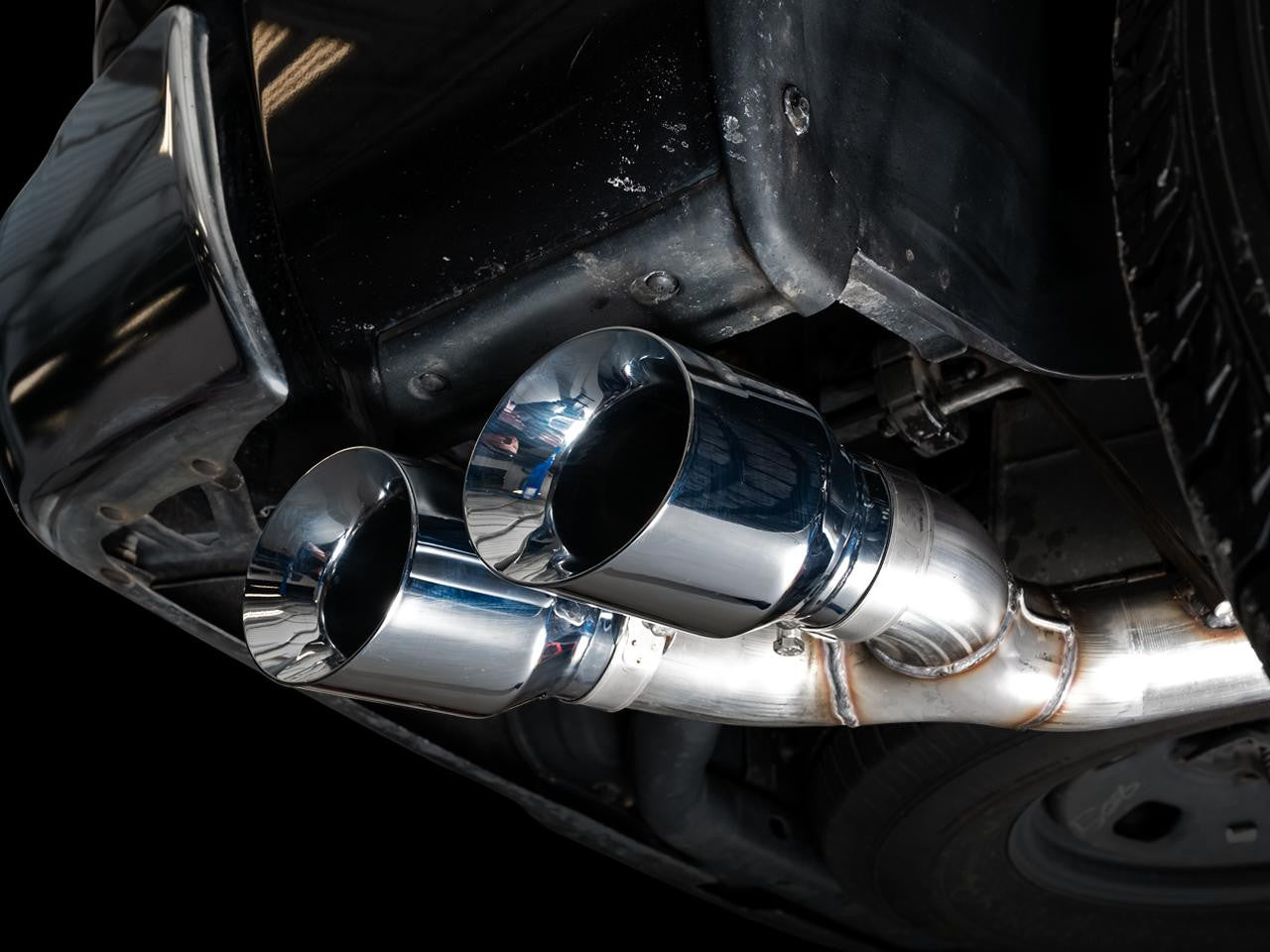 AWE Tuning AWE 0FG Single Side Exit Catback Exhaust for 4th Gen RAM 1500 5.7L (without bumper cutouts) - Dual Chrome Tips 3015-32304 